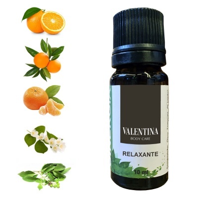 Frasco de óleo essencial relaxante com frutas e flores naturais ao lado