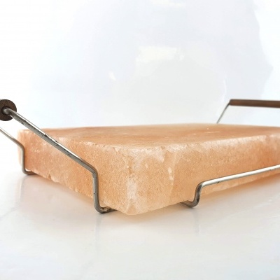 Tábua de cozinha em sal rosa do Himalaia com suporte metálico e pegas em madeira