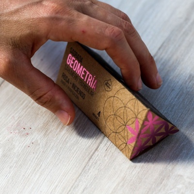 Incenso Triangular Geometria Sagrada Madre - Rosas & Frankincense