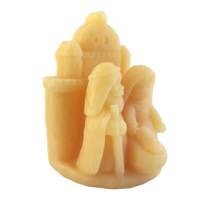 Vela decorativa em cera amarelo claro com figuras e castelo