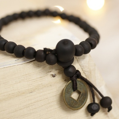 Pulseira de Madeira Com Moeda Feng Shui.