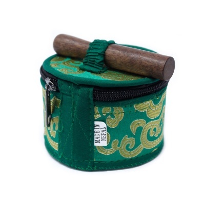 Estojo redondo verde com padrões dourados e fecho de correr, com objeto de madeira no topo e etiqueta MADE IN NEPAL