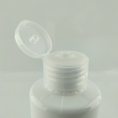 Garrafa plástica branca com tampa flip-top aberta