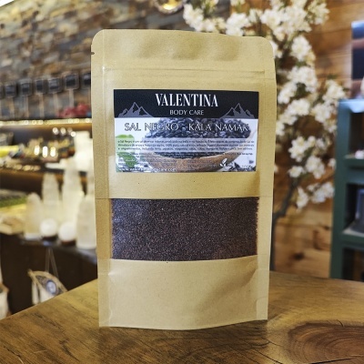 Embalagem de papel com sal negro e rótulo VALENTINA BODY CARE