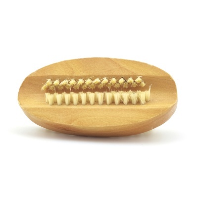 Escova de limpeza oval em madeira com cerdas bege