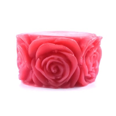 Vela redonda rosa com flores esculpidas