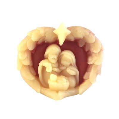 Escultura decorativa com cena religiosa em creme e vermelho