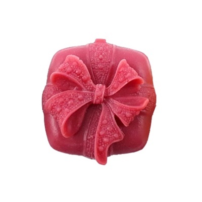 Pequeno chocolate quadrado rosa com laço decorativo detalhado no topo