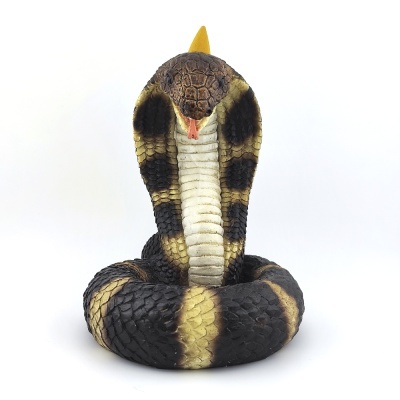 Estátua decorativa de cobra naja com textura de escamas em fundo branco