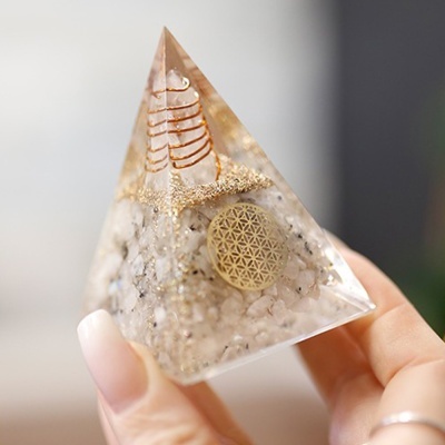 Pirâmide Orgonite Flor da Vida com Pedra da Lua