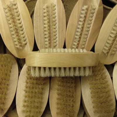 Escovas de limpeza de madeira com cerdas em várias tonalidades