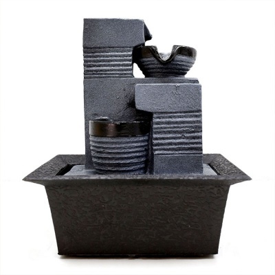 fonte decorativa de mesa em cerâmica preta com textura e linhas horizontais em relevo