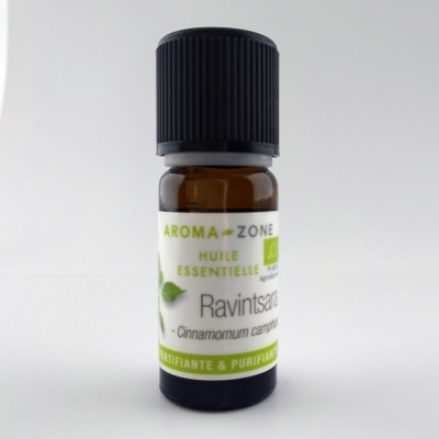 Frasco pequeno de óleo essencial de Ravintsara Aromazone com rótulo branco e tampa preta