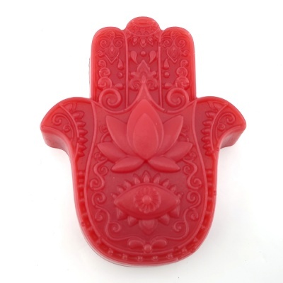 Sabonete vermelho em forma de mão com textura em relevo