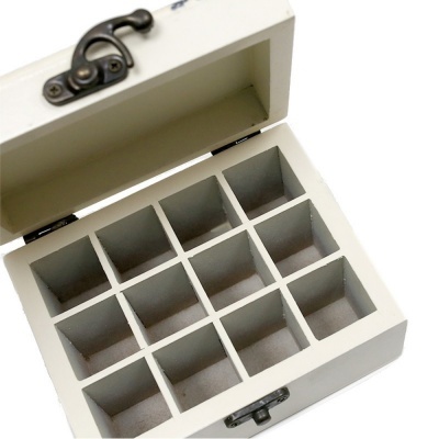 Caixa branca de madeira com 12 compartimentos e fecho de metal preto