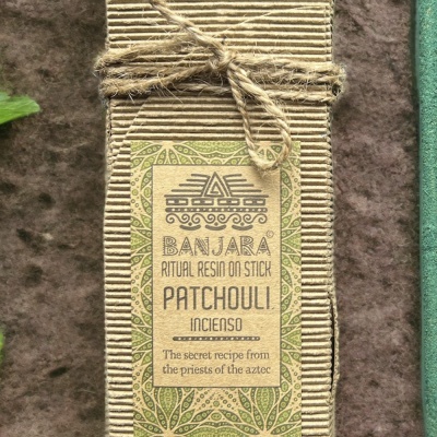 Caixa de incenso Banjara Patchouli com textura de cartão canelado e cordão de ráfia