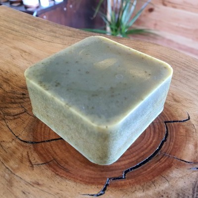 Sabonete quadrado verde claro sobre superfície de madeira rústica