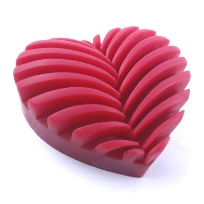 Produto vermelho em forma de coração com relevos curvos e ondulados