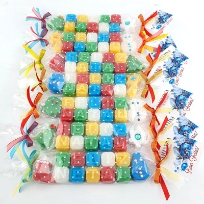 Doces coloridos em embalagens transparentes com fitas e etiquetas 