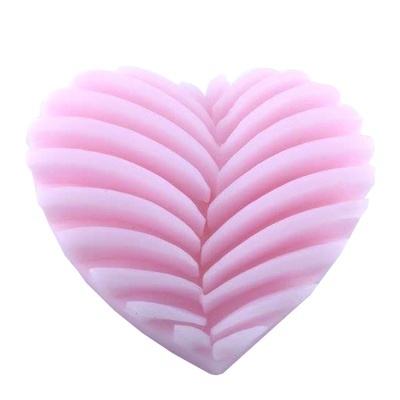 Sabonete rosa em forma de coração com padrão ondulado tridimensional