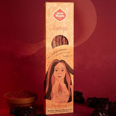 Embalagem com biscoitos, ilustração de mulher e texto em fundo vermelho