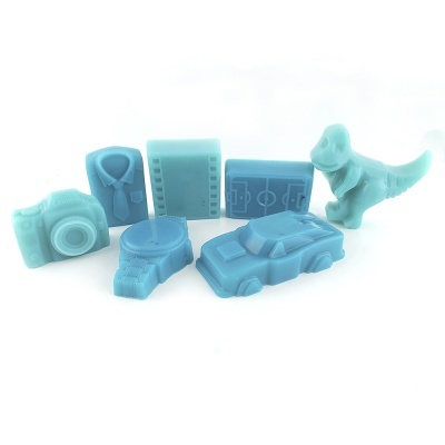 Moldes azuis em formas variadas sobre fundo branco