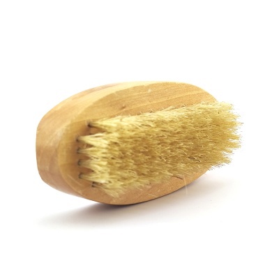 Escova pequena de madeira com cerdas naturais