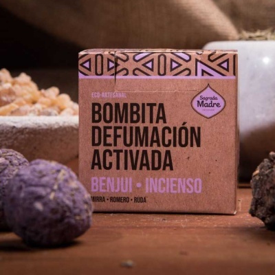 Caixa de bombitas de defumação ativada em cartão castanho com padrão geométrico e texto preto e roxo em ambiente rústico