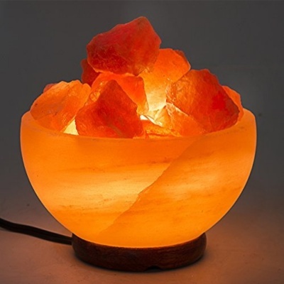 Lâmpada de sal do Himalaia em forma de tigela iluminada com pedaços de sal vermelho e laranja