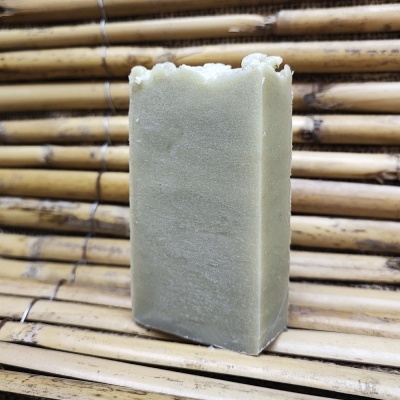 Sabonete artesanal verde claro sobre superfície de bambu