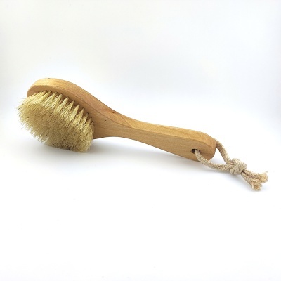 Escova corporal de madeira clara com cerdas e cordão para pendurar