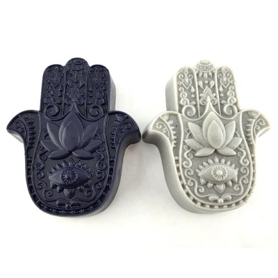 Esculturas decorativas de mão azul escuro e cinza com padrões florais e olho