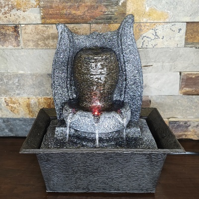 Fonte decorativa interior cinzenta com jarra central e iluminação vermelha em base preta