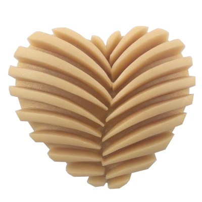 Objecto decorativo em forma de coração bege com ranhuras curvas e texturizadas