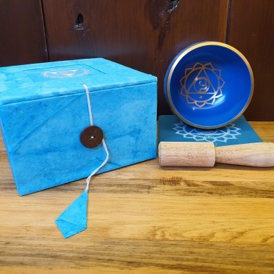 Tigela tibetana azul com padrão dourado, maço de madeira e caixa azul de veludo