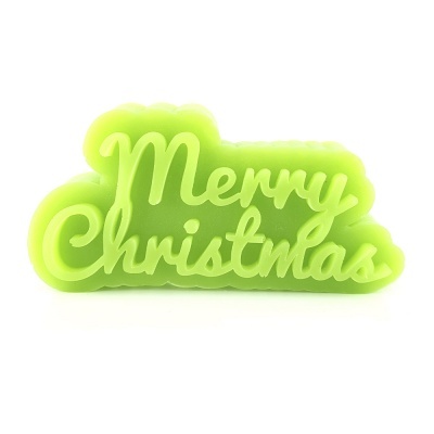 Decoração verde com texto 'Merry Christmas' em relevo