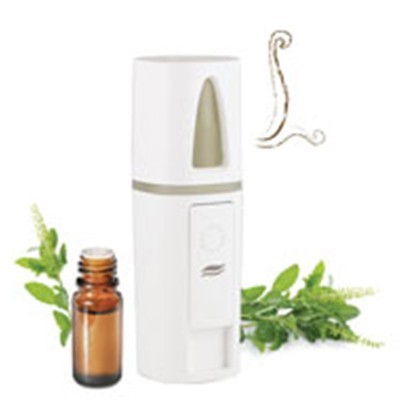 Dispensador automático branco com frasco de vidro castanho e folhas verdes