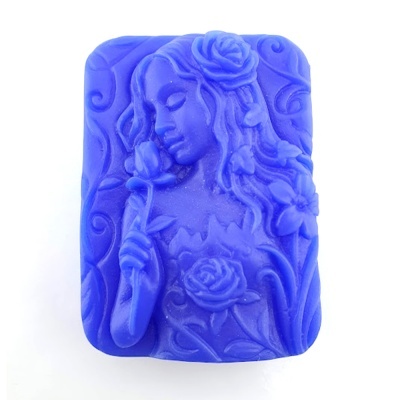 Sabonete azul com relevo de mulher segurando flor