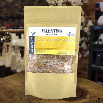 Pacote de esfoliante Valentina Body Care com limão, gengibre e laranja, em embalagem kraft com etiqueta amarela