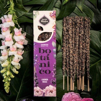 Caixa e varetas de incenso Suprados Madre Botanico Lavanda Rosas em fundo com folhas e flores