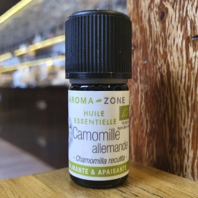 Frasco pequeno de óleo essencial de camomila alemã da marca AROMA ZONE