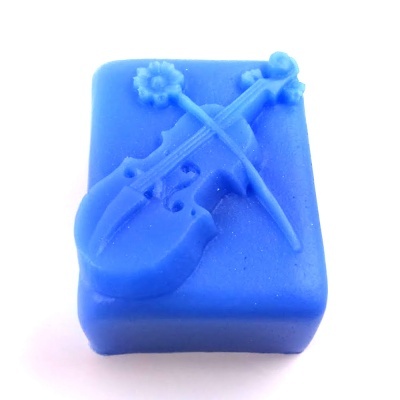 Sabonete azul com relevo de violino e arco