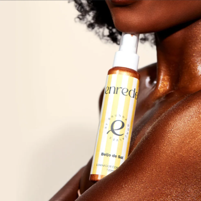 Iluminador&#x20;Corporal&#x20;Beijo&#x20;de&#x20;Sol&#x20;&#x2B;&#x20;Acess&#x00F3;rio&#x20;de&#x20;Cabelo&#x20;Enredo&#x20;by&#x20;Brunna