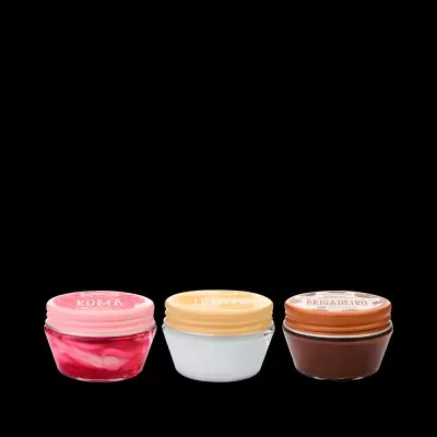 Três frascos pequenos de vidro com tampas coloridas e texto de aromas.