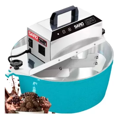 Máquina industrial de confeitar ou misturar azul e prateada da marca SARO com sobremesas ao lado