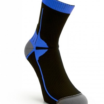 Meia desportiva preta com detalhes azuis e cinzentos sobre fundo branco