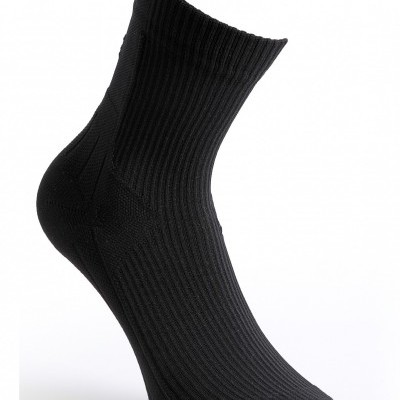 Meia preta canelada exposta contra fundo branco