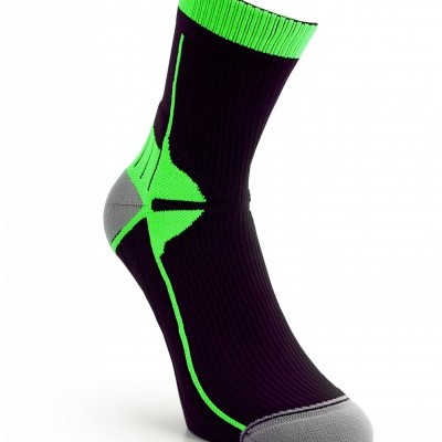 Meia desportiva preta com detalhes verdes fluorescentes e cinzentos