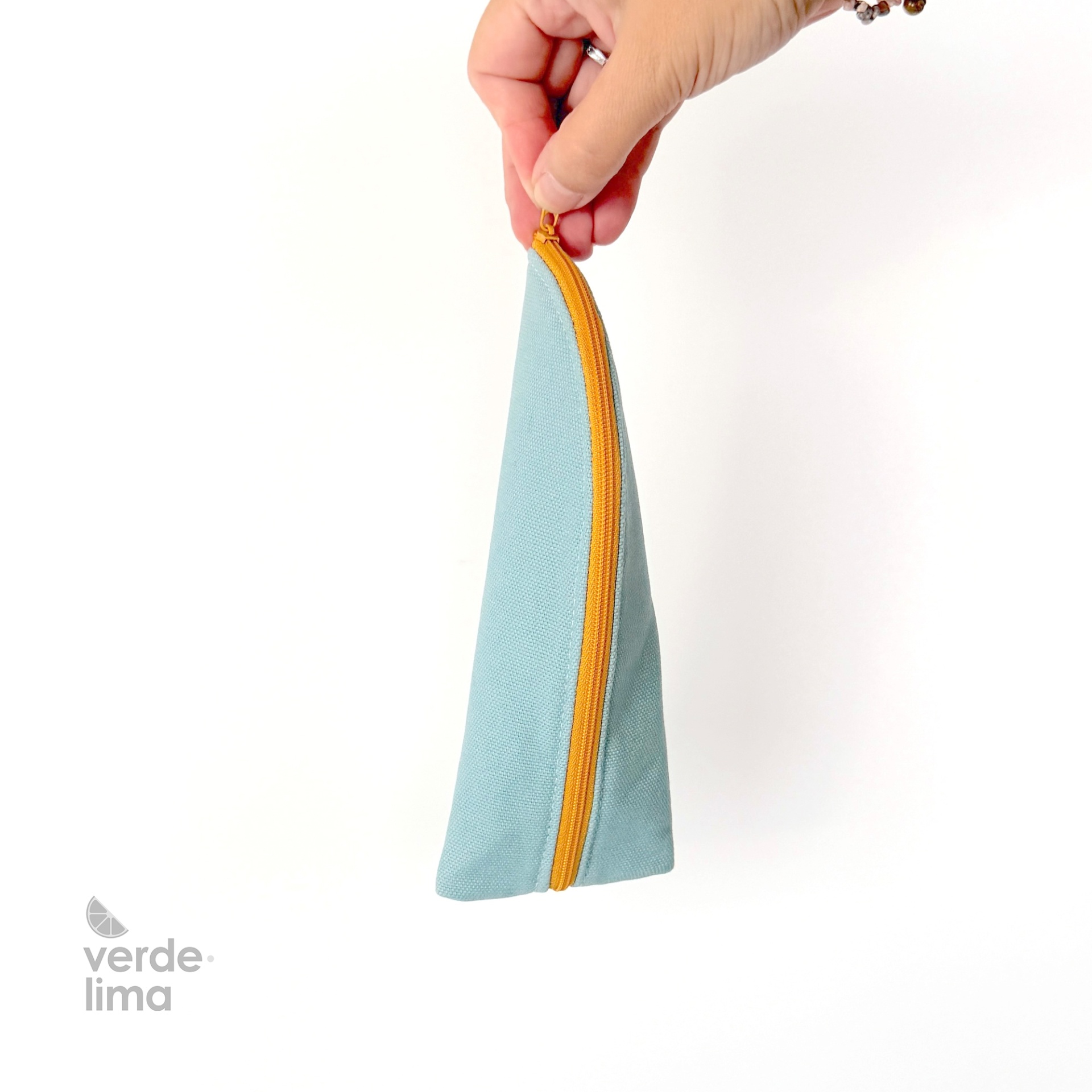 Estojo meia lua - Canvas azul Estojo meia lua - Canvas azul