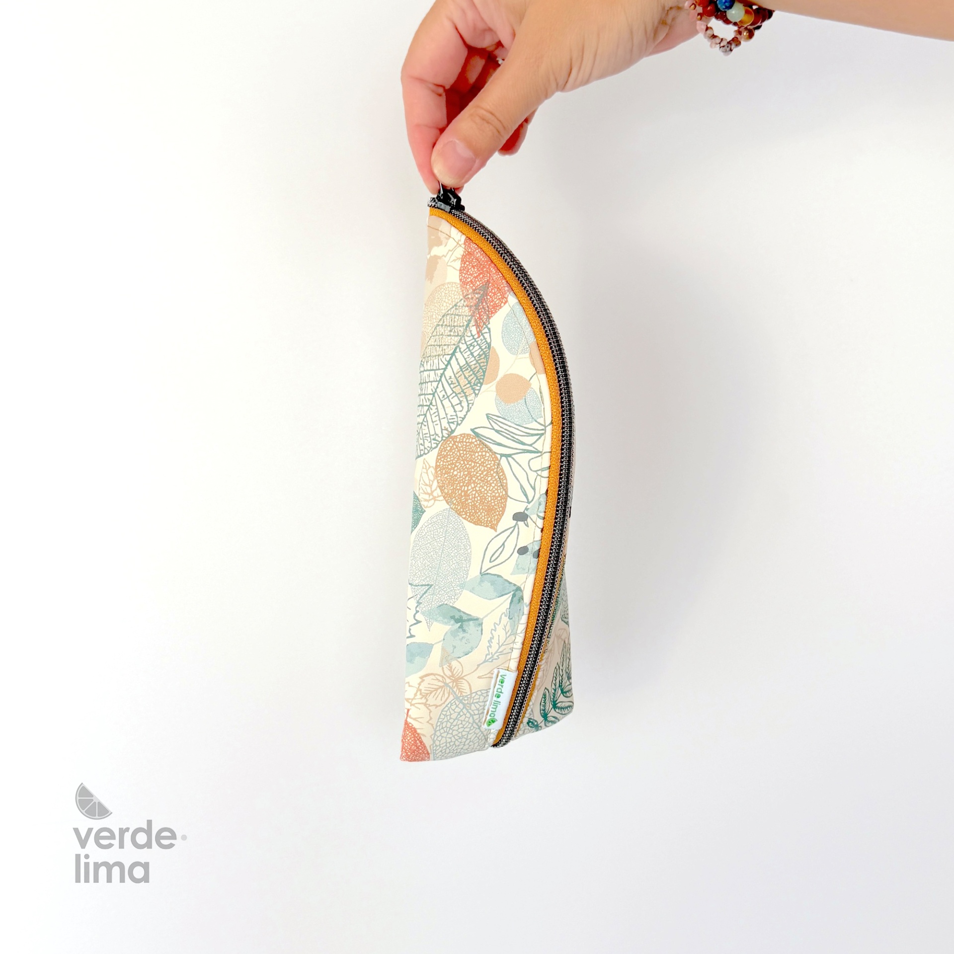 Estojo meia lua - Raincoat Estojo meia lua - Raincoat